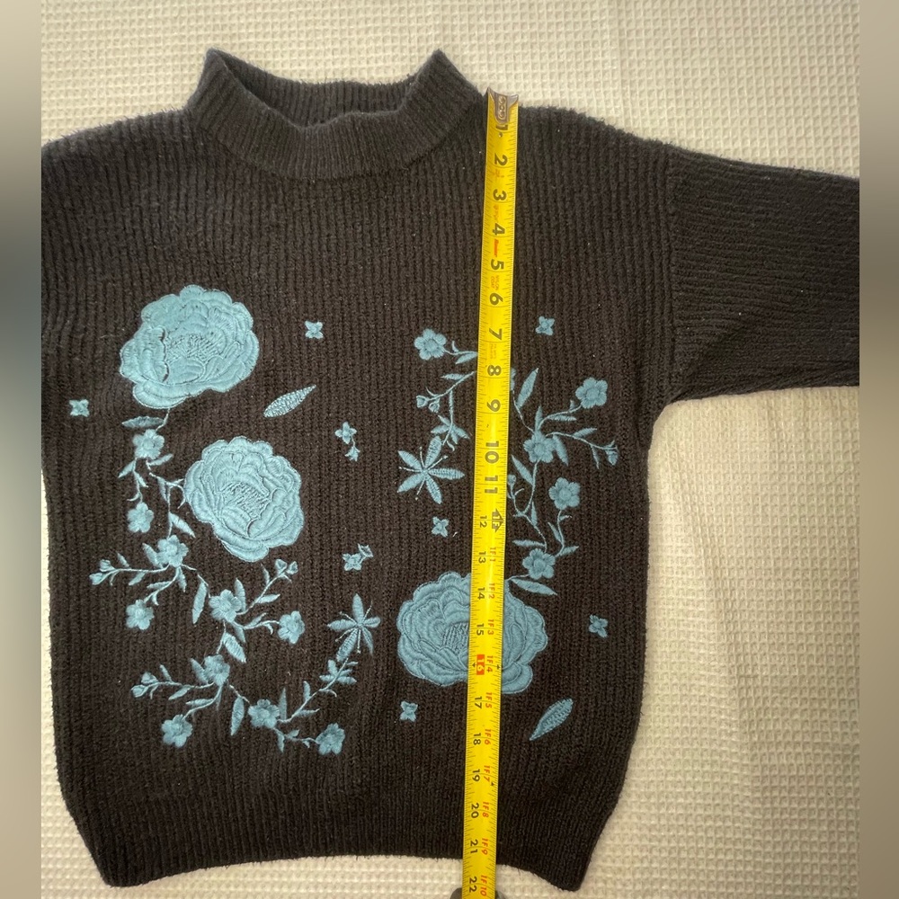 Fuzzy Embroidered Pullover Sweater Size Small Who What Wear Brand A7 - Picture 7 of 8